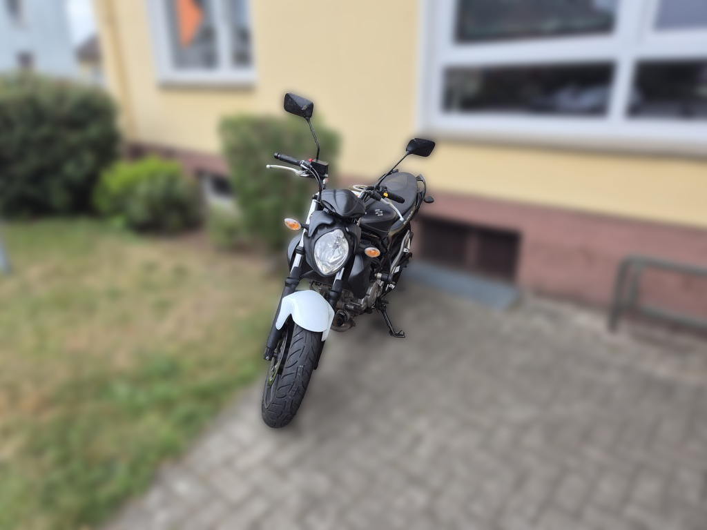 Suzuki Gladius Front